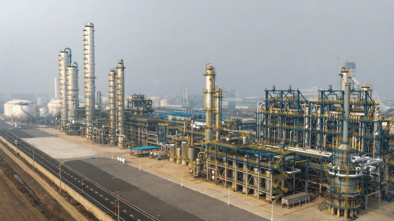 The plant in Huaibei, Anhui province, with an annual production capacity of 600,000 tonnes, uses advanced technology jointly developed by the Dalian Institute of Chemical Physics and the state-own