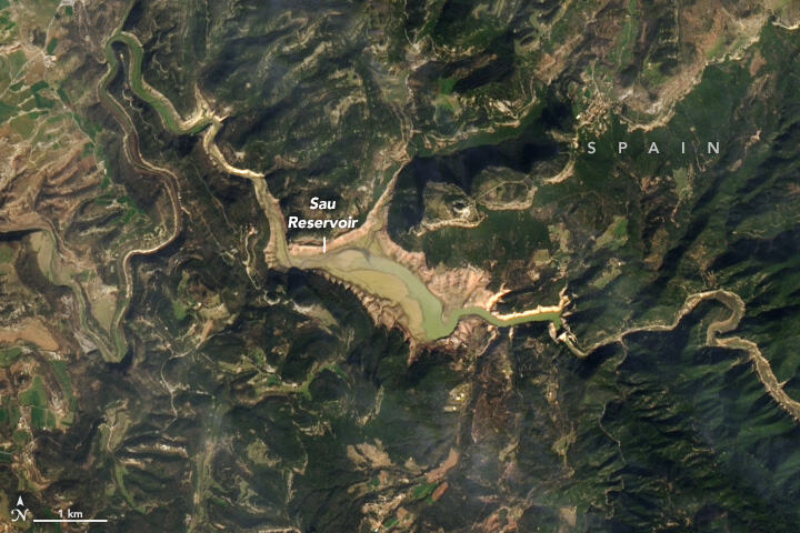 Comparison of the large reservoir in Catalonia from March 2023 that shrank to 1 percent of capacity in March 2024. Source: NASA