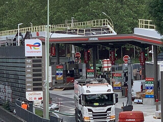Station TotalEnergies Les Tulipes, Paris.. Photo Credit: Chabe01 (CC BY-SA 4.0 DEED)