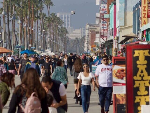 Busy Street in Venice Beach. (Source: pexels)