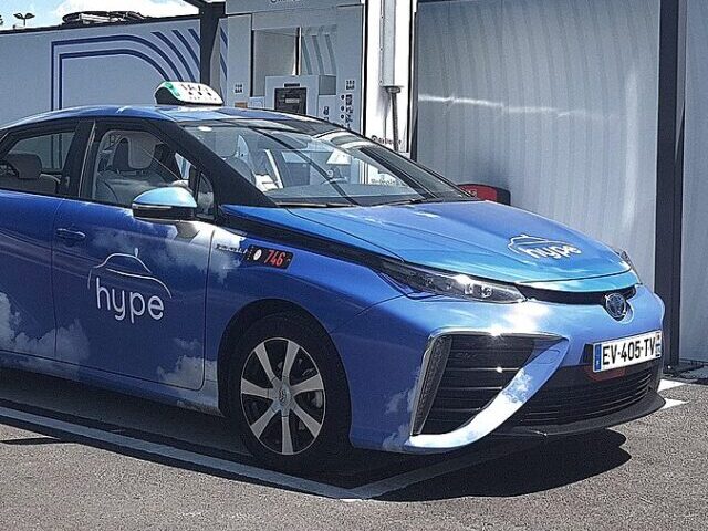 Hydrogen-powered Toyota Mirai owned by hype, the world's first fleet of hydrogen taxis.( Photo Credit: NBKF, CC BY-SA 4.0 DEED )