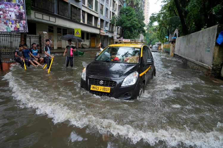 High Tide Warning for Mumbai: Red and Orange Alerts Issued Across Maharashtra, Several States Warned