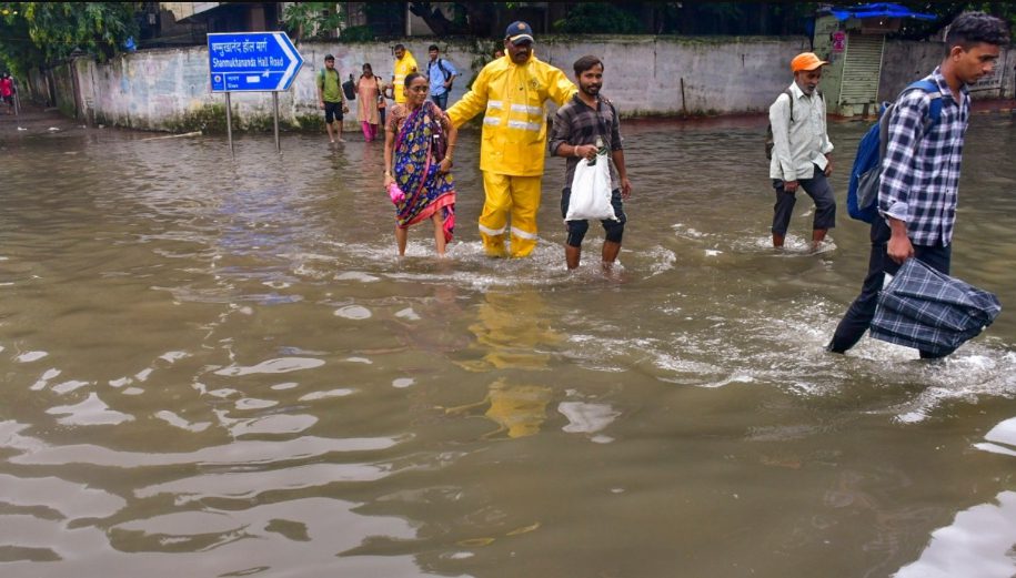 High Tide Warning for Mumbai: Red and Orange Alerts Issued Across Maharashtra, Several States Warned