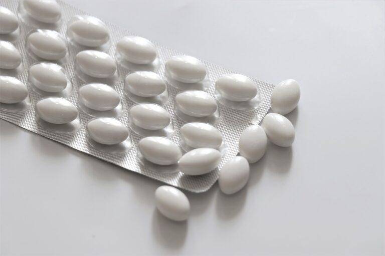 A pack containing white, oval-shaped pills. Photo Source: Olga1205 (pixabay.com)
