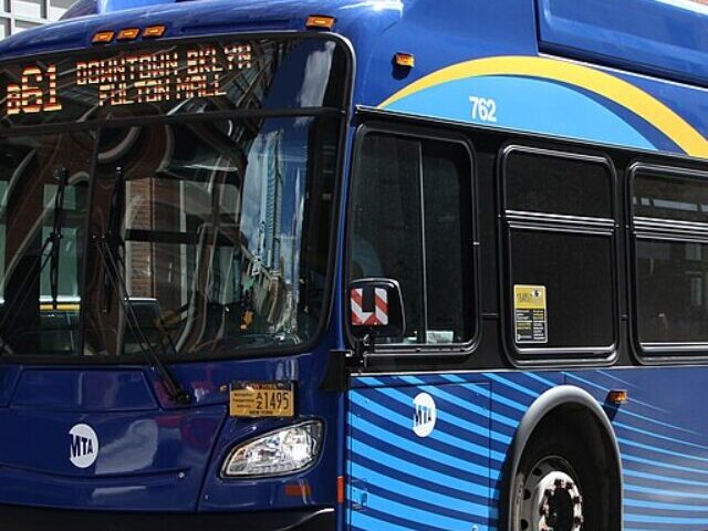 MTA NYC Bus New Flyer Industries XN40 762 B61 bus on Jay St. Mtattrain (CC BY-SA 4.0)