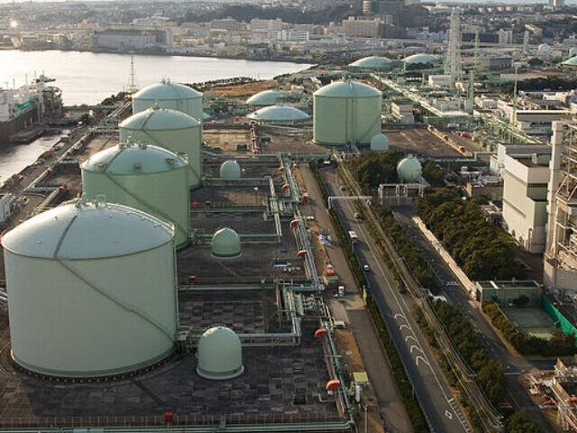 Representative Image: An industrial port facility with large storage tanks, pipelines, and processing units, related to liquefied natural gas (LNG) or petrochemical storage. Photo Source: Σ64 (CC BY 3.0)