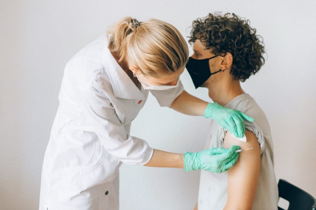Representative Image. A person receiving injection from a doctor. Photo Source - Nataliya Vaitkevich (Pexels).