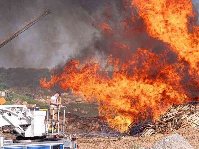 cropped-Fort-Worth-Trash-Fire-at-Silver-Creek-Materials-Injures-Firefighter-14.jpg