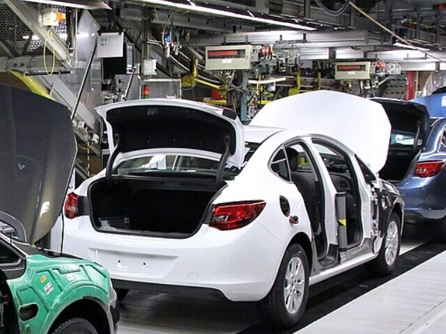 Trump Eases Auto Tariffs Amid Supply Chain Risk Warning (6)