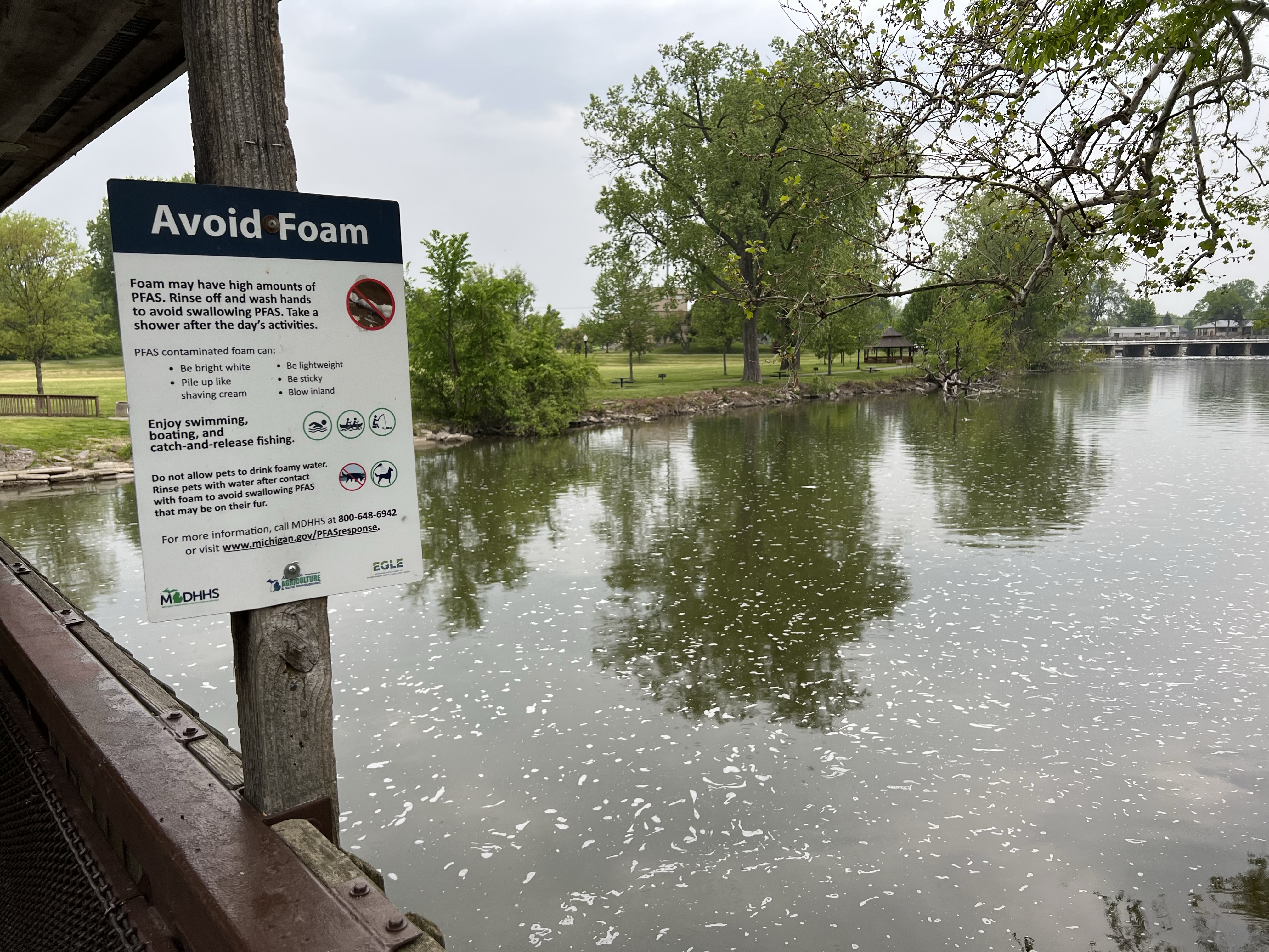 Representative image :- Sign on bridge - Photo Source :- Wikimedia Commons (CC BY-SA 4.0)