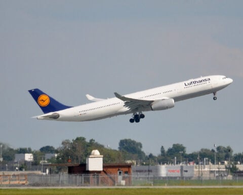 Lufthansa Flight. Photo Source: Caribb (CC BY-NC-ND 2.0)