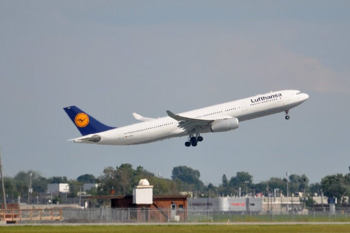 Lufthansa Flight. Photo Source: Caribb (CC BY-NC-ND 2.0)