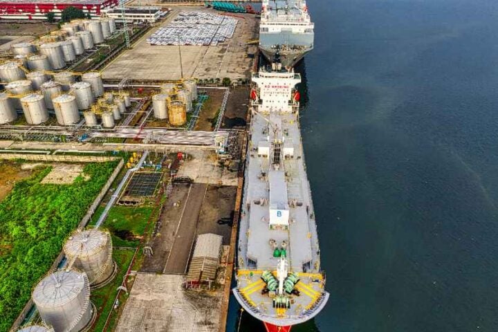 Oil prices falling, being anticipated as the rise nearby in future creating tensions amid the investors. Photo Source: Tom Fisk (Pexels)