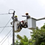 Puerto Rican Power Authority prepare the pole Photo Source: Picryl
