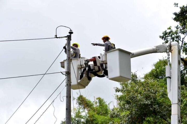Puerto Rican Power Authority prepare the pole Photo Source: Picryl
