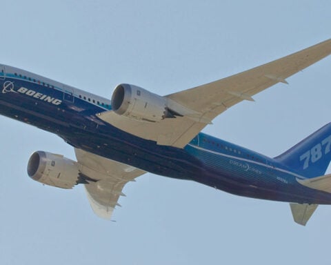 787 Arrival at Wisconsin Airventure 2011. Image Source: H. Michael Miley (CC BY-SA 2.0)