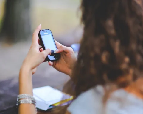 Representative image :- Girl using phone -Photo Credit :- Karolina Grabowska