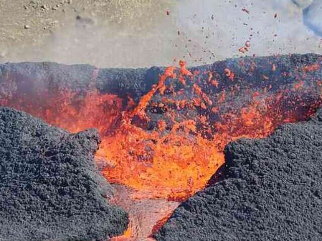 cropped-Iceland-Volcano-8th-Eruption-Breaches-Grindavik-Barriers-2.jpg