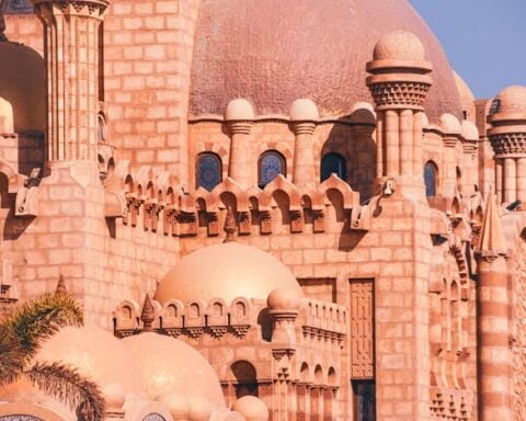 Facade of the Al Sahaba Mosque in Sharm El Sheikh Photo Source: Александр Лич (Pexels)