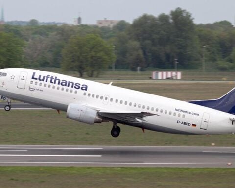 Lufthansa Boeing-737 taking-off