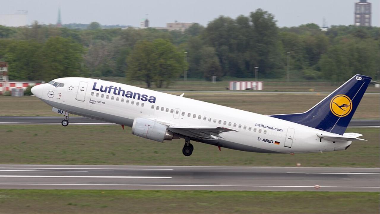 Lufthansa Boeing-737 taking-off
