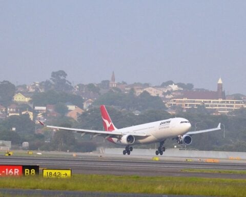 Qantas A330 landing in Sydney Photo Source: Simon_sees (CC BY 2.0)