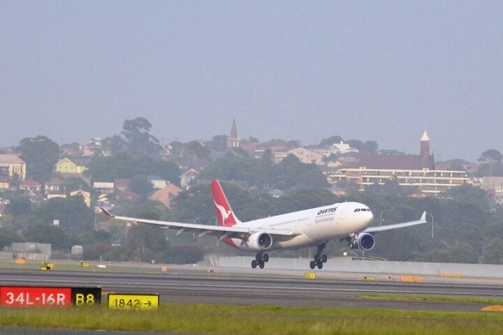 Qantas A330 landing in Sydney Photo Source: Simon_sees (CC BY 2.0)