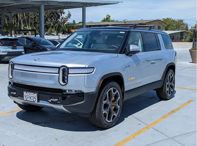 Rivian R1S at Hillsdale Shopping Center