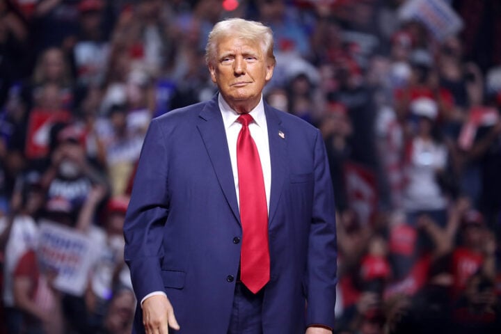 Former President of the United States Donald Trump speaking with attendees at an Arizona for Trump rally at Desert Diamond Arena in Glendale, Arizona (BY-SA 2.0)