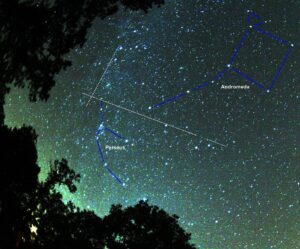 Two perseids meteors and their radiant (crossing of dotted line). Two star constellations are indicated. Photo Source: Brocken Inaglory.