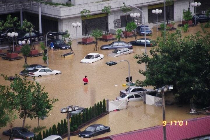 A flooded street in Taipei, September 2001. Photo Source: @tenz1225/Flickr CC BY-SA 2.0