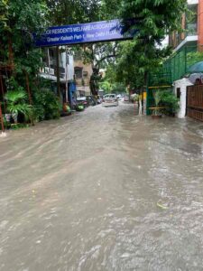 MD red alert for Delhi‑NCR during August monsoon, forecast of heavy rain and widespread travel disruption.