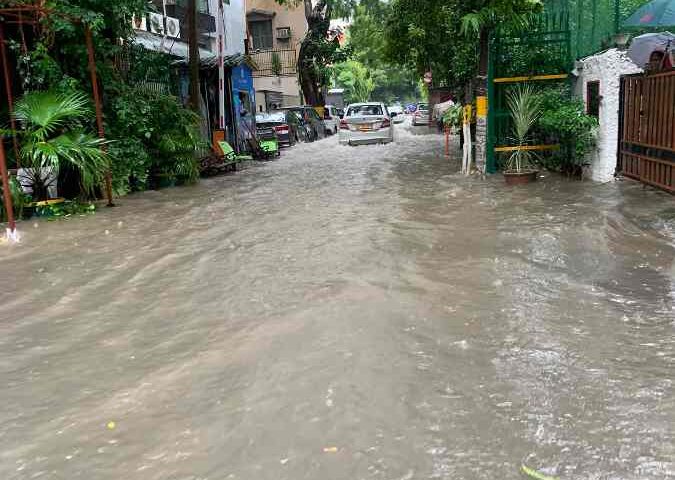 MD red alert for Delhi‑NCR during August monsoon, forecast of heavy rain and widespread travel disruption.