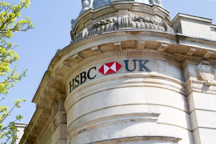 HSBC UK branch building with HSBC logo sign, representing the bank’s presence during digital banking outage in August 2025.