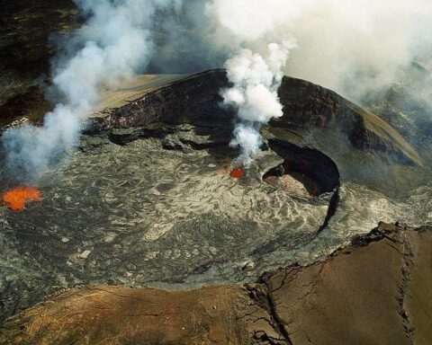 Aerial view of the Puʻu ʻŌʻō cone on Kīlauea with smoke and active lava, October 1997.