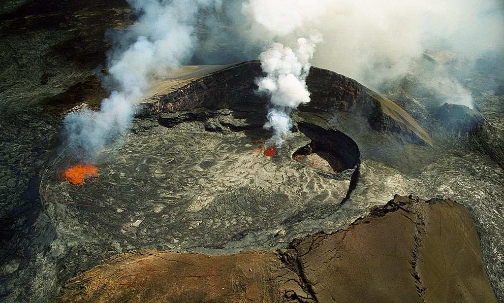 Aerial view of the Puʻu ʻŌʻō cone on Kīlauea with smoke and active lava, October 1997.