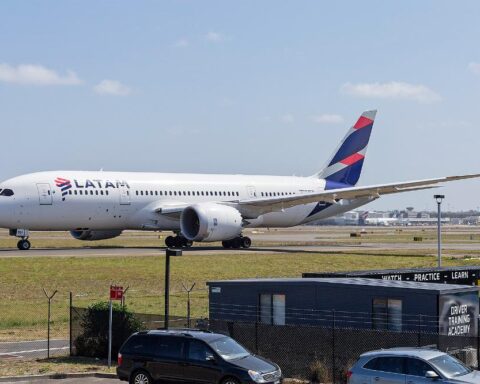 A LATAM Chile Boeing 787-8 Dreamliner (CC-BBF) taxiing at Sydney Airport under clear skies.