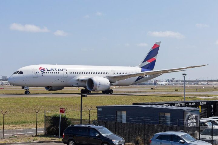 A LATAM Chile Boeing 787-8 Dreamliner (CC-BBF) taxiing at Sydney Airport under clear skies.