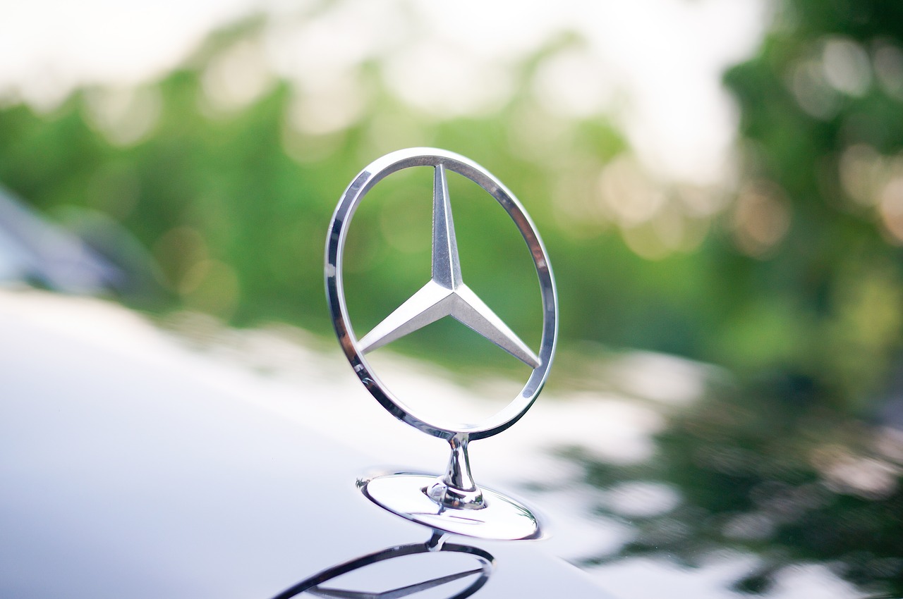 Mercedes-Benz CEO Ola Källenius addresses industry leaders during an automotive policy forum.