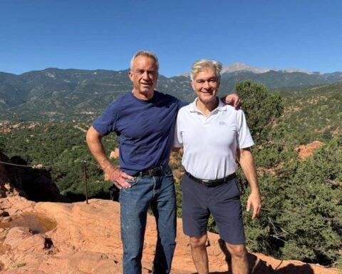 RFK Jr: 'Sunlight Is Medicine' — HHS Chief and Dr. Oz Hike Garden of Gods, Claim $100B Savings
