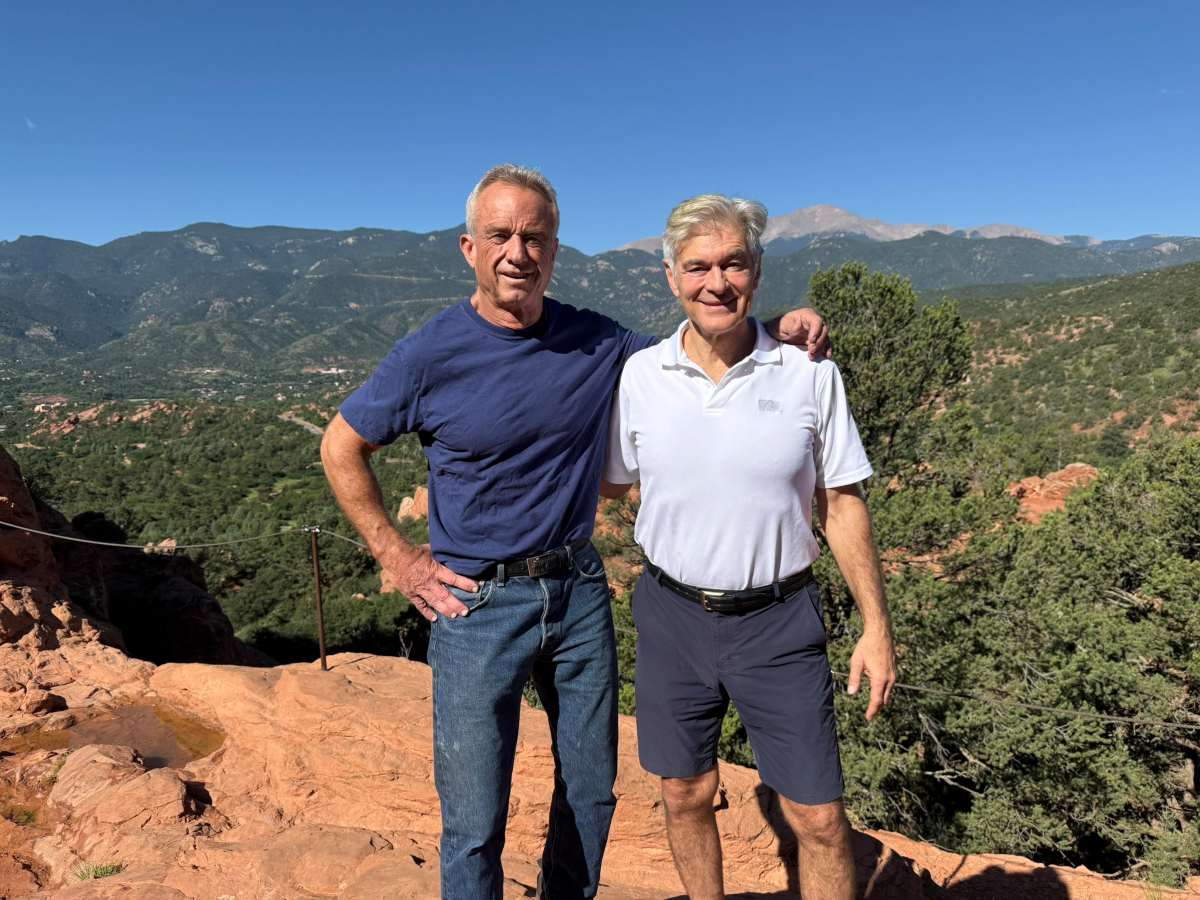RFK Jr: 'Sunlight Is Medicine' — HHS Chief and Dr. Oz Hike Garden of Gods, Claim $100B Savings