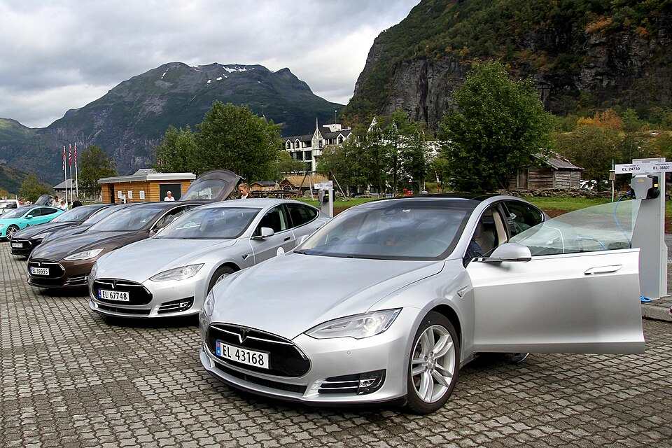 Five Tesla Model S electric cars aligned in Norway during the EV Festival, representing Tesla’s international presence in the evolving global electric vehicle market.