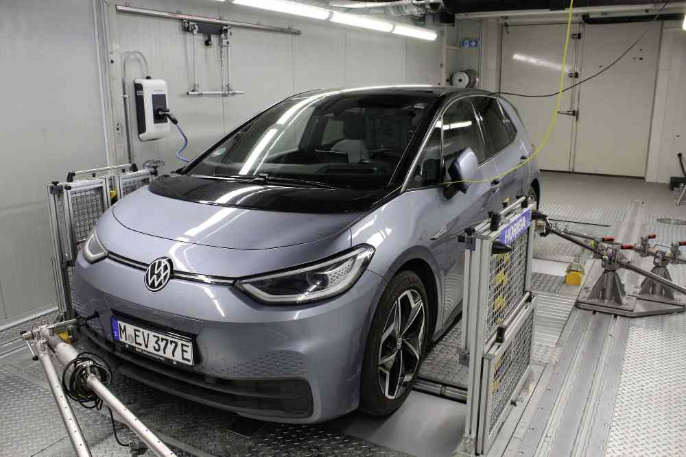 Volkswagen ID.3 Pro S mounted on ADAC’s dynamometer and environmental test rig in a controlled laboratory setting.