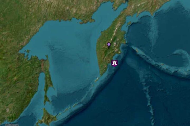 Screenshot of the Pacific Tsunami Warning Center website showing a map of the Kamchatka Peninsula with the earthquake epicenter marked at 53° N, 160.4° E, alongside earthquake details indicating a 7.7 magnitude event on September 13, 2025.