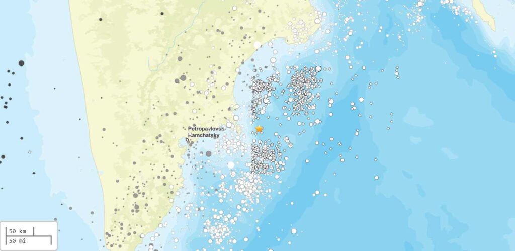 USGS seismic monitoring map showing earthquake epicenter locations around Kamchatka Peninsula with yellow star marking 7.8 magnitude event 127km east of Petropavlovsk-Kamchatsky and surrounding aftershock activity represented by white circles of varying sizes across the oceanic and coastal regions.
