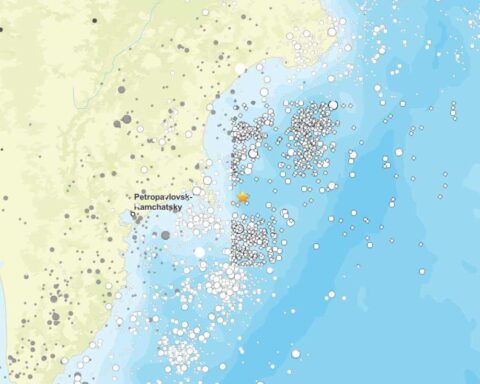 USGS seismic monitoring map showing earthquake epicenter locations around Kamchatka Peninsula with yellow star marking 7.8 magnitude event 127km east of Petropavlovsk-Kamchatsky and surrounding aftershock activity represented by white circles of varying sizes across the oceanic and coastal regions.
