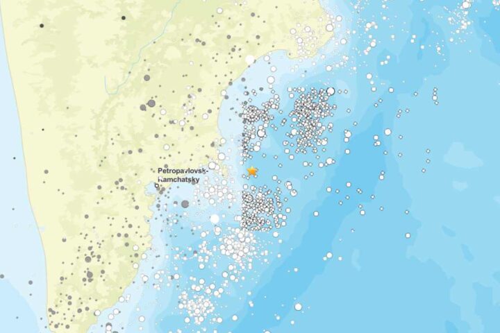 USGS seismic monitoring map showing earthquake epicenter locations around Kamchatka Peninsula with yellow star marking 7.8 magnitude event 127km east of Petropavlovsk-Kamchatsky and surrounding aftershock activity represented by white circles of varying sizes across the oceanic and coastal regions.