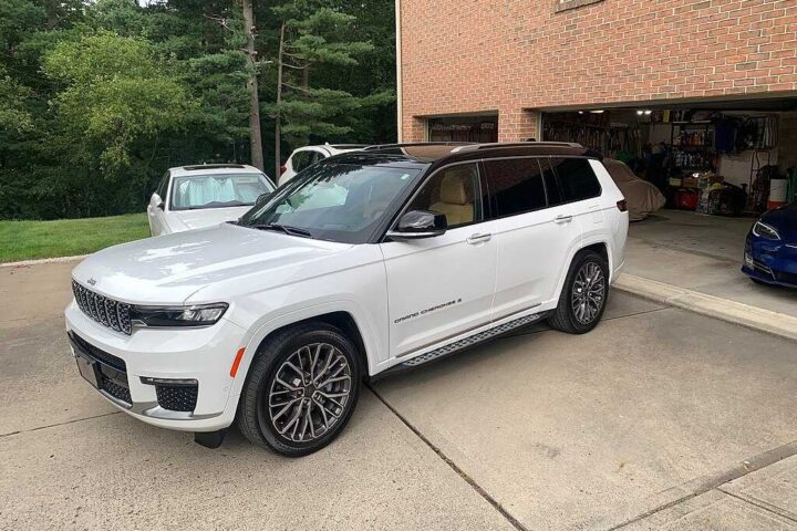 2023 Jeep Grand Cherokee L Summit Reserve in white parked in a driveway