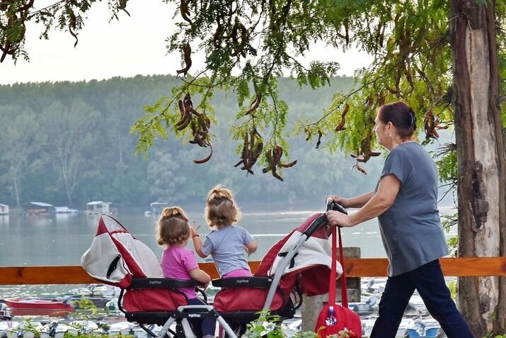 Illustrative image representing access to urban green spaces in early childhood; used to accompany a Rutgers study on neurodevelopmental outcomes.