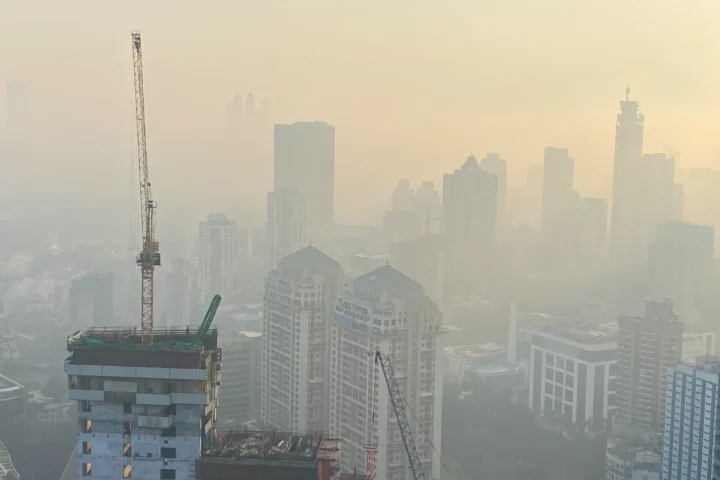 Massive dust cloud covering Mumbai skyline during evening hours as a result of construction activity and changing wind patterns.